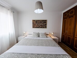 3 bedrooms, iron/ironing board, free WiFi, bed sheets