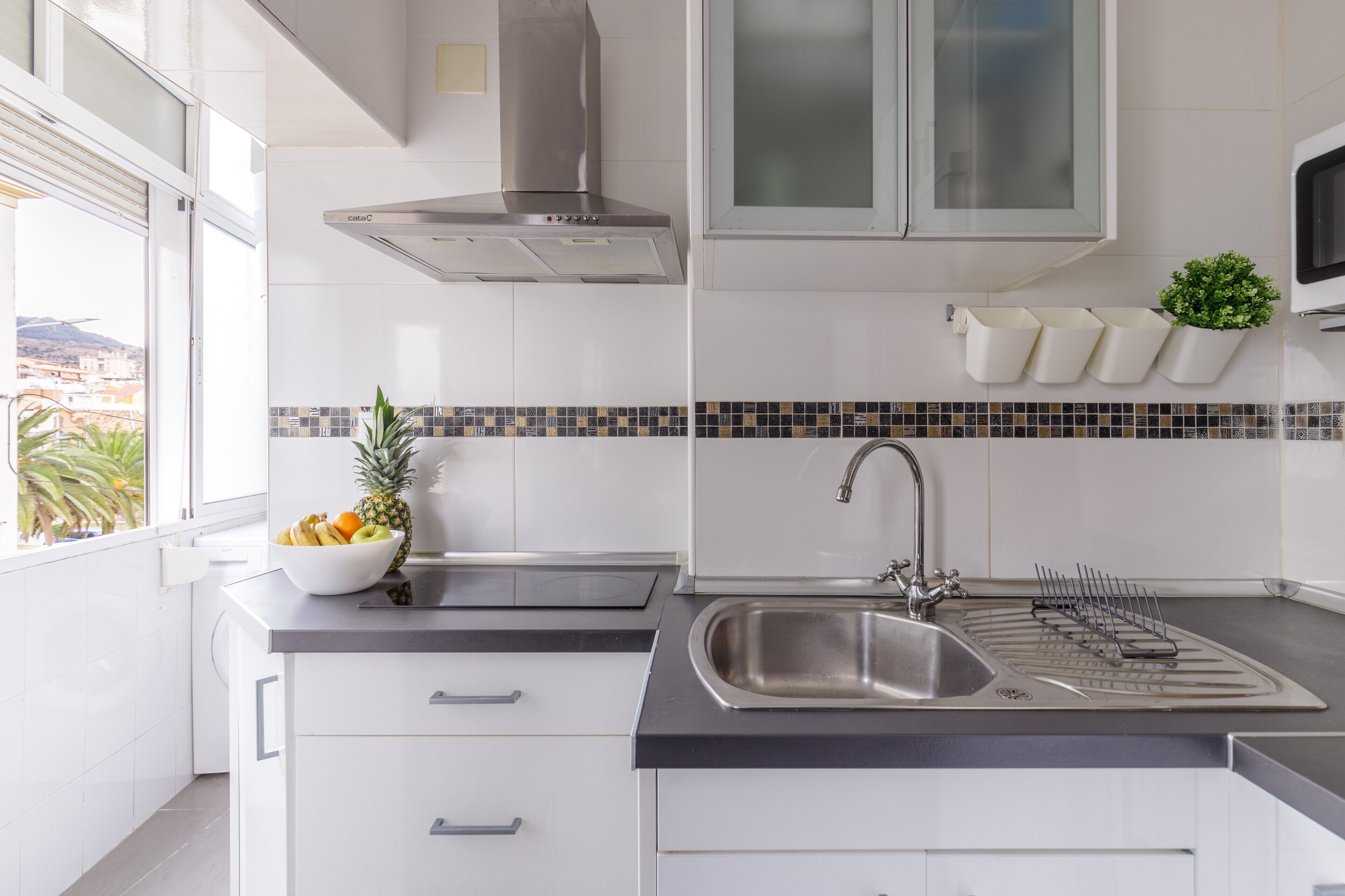 Refrigerador, microondas, parrilla de estufa y cafetera y tetera 