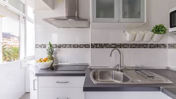 Refrigerador, microondas, parrilla de estufa y cafetera y tetera