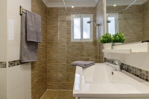 Shower, hair dryer, towels - Apartment 'Málaga Dream' with Wi-Fi and Air Conditioning (Málaga)