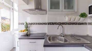 Frigorífico, microondas, placa de cocina y cafetera o tetera