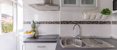 Jääkaappi, mikroaaltouuni, liesi, kahvin-/teenkeitin