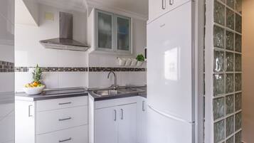 Frigorífico, microondas, placa de cocina y cafetera o tetera