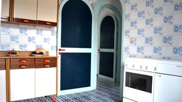 Kylskåp, ugn, spishäll och grytor/köksredskap