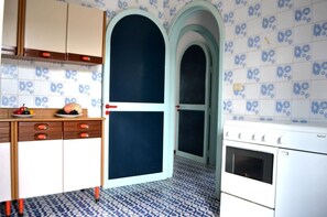 Frigorifero, forno, piano cottura, pentole/stoviglie/utensili