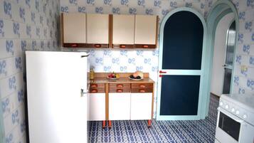Frigorifero, forno, piano cottura, pentole/stoviglie/utensili