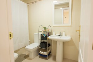 Shower, hair dryer, towels - Apartment 'Barlovento' with Wi-Fi and Air Conditioning (Algarrobo)