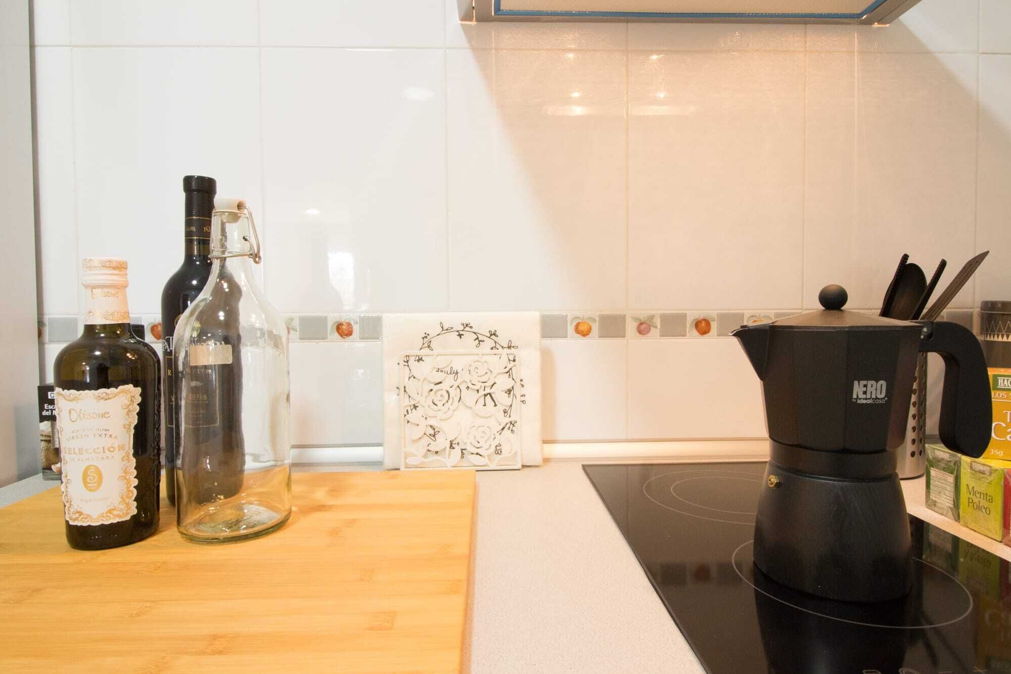 Frigorifero, microonde, piano cottura, macchina per tè/caffè