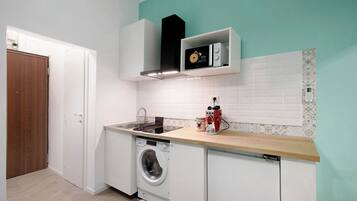 Frigorifero, microonde, piano cottura, macchina per tè/caffè