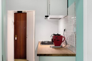 Jääkaappi, mikroaaltouuni, liesi, kahvin-/teenkeitin