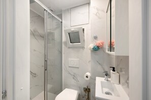 Chuveiro, secador de cabelo, toalhas de banho