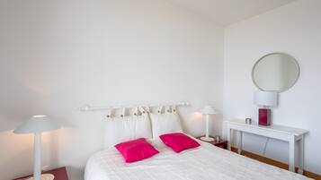 2 bedrooms, iron/ironing board, free WiFi