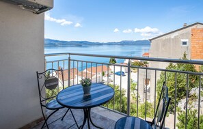 Outdoor dining - Cozy apartment in Komarna with kitchen (Komarna)