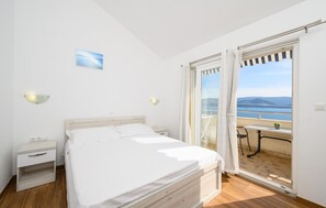 1 bedroom, free WiFi, bed sheets - Gorgeous apartment in Komarna with WiFi (Komarna)