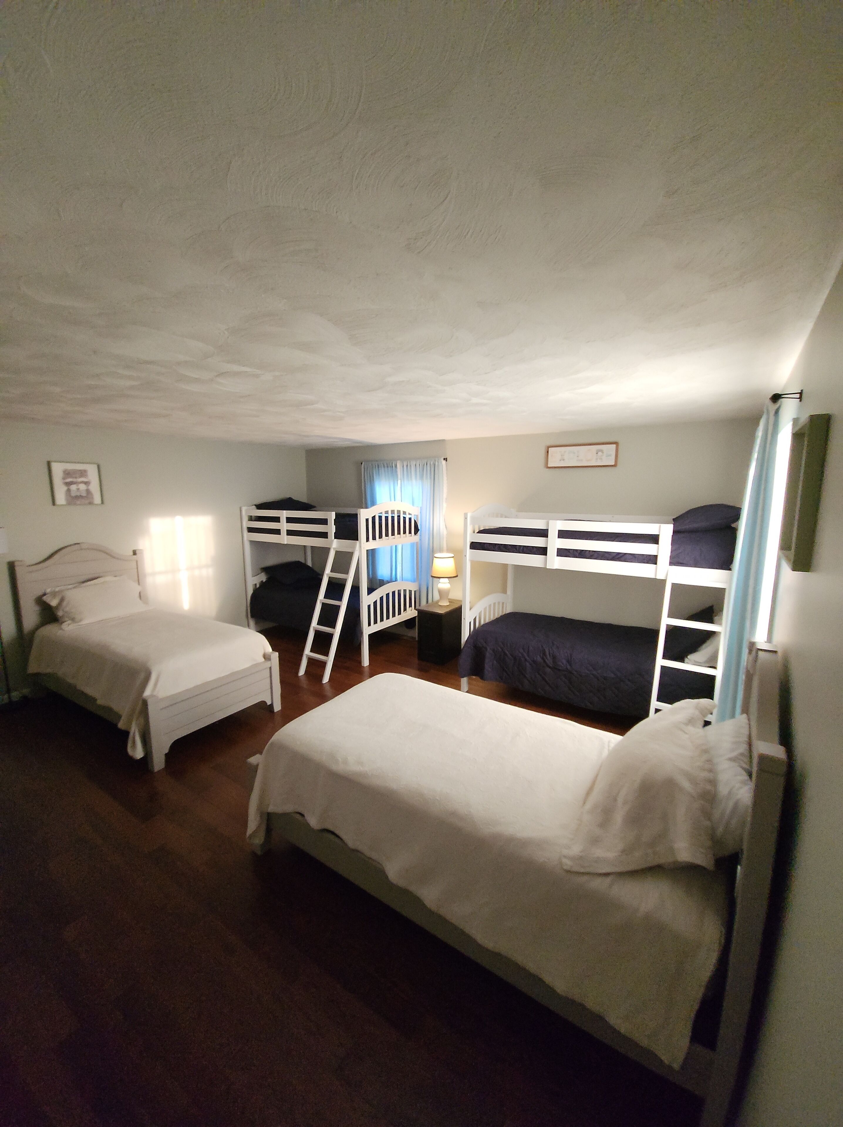 4 habitaciones, escritorio, tabla de planchar con plancha y wifi gratis 