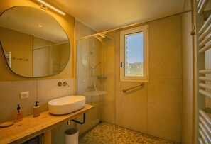 Douche, sèche-cheveux, serviettes fournies