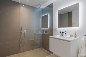 Shower, hair dryer, towels - Country House 'Casa Senses' with Sea View, Wi-Fi and Air Conditioning (Marbella)