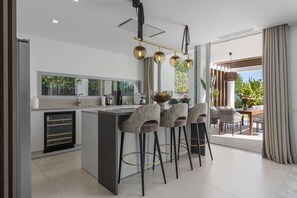 Fridge, microwave, oven, stovetop - Country House 'Casa Senses' with Sea View, Wi-Fi and Air Conditioning (Marbella)