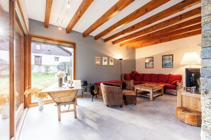 Télévision, cheminée, lecteur de DVD, chaîne hi-fi