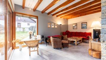 Televisie, een open haard, een dvd-speler en een stereo