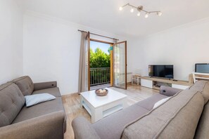 TV, DVD-spiller og stereoanlegg