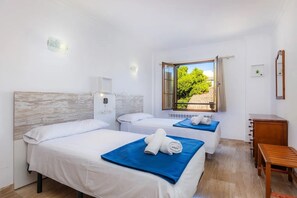 6 bedrooms, iron/ironing board, free WiFi, bed sheets