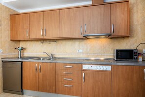 Kjøleskap, mikrobølgeovn, ovn og kokeplater