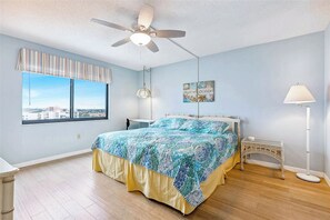 2 habitaciones, escritorio y tabla de planchar con plancha