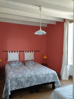 2 bedrooms, iron/ironing board, free WiFi