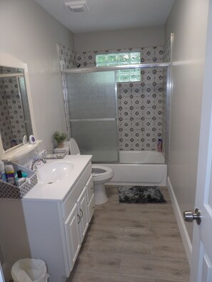 Hair dryer, towels, soap, toilet paper - CLOSE TO FT JACKSON, WILLIAMS-BRICE STADIUM, VA HOSP, FAMILY FRIENDLY. SLEEPS 10 (Columbia)