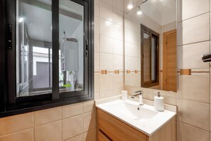 Douche, sèche-cheveux, serviettes fournies