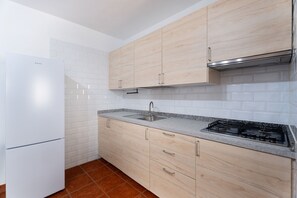 Fridge, microwave, stovetop, coffee/tea maker - Apartment 'Casa El Isleño' with Sea View, Private Terrace and Wi-Fi (Villa de Valverde)