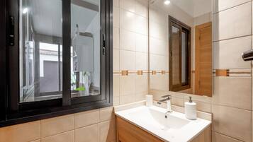 Een douche, een haardroger, handdoeken