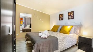 1 slaapkamer, een strijkplank/strijkijzer, gratis wifi, beddengoed