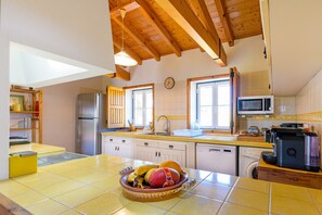 Kylskåp, mikrovågsugn, ugn och spishäll