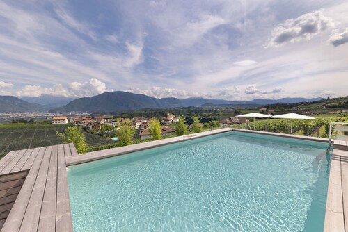 Ferienwohnung 'Weingut Zail' mit Bergblick, WLAN und Klimaanlage