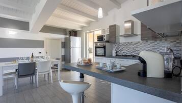 Kühlschrank, Mikrowelle, Ofen, Herdplatte