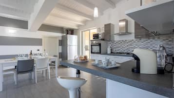 Frigorífico, microondas, horno y placa de cocina
