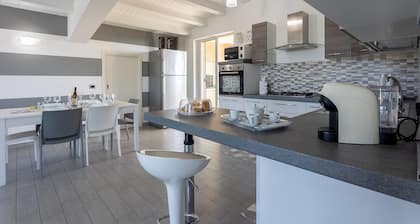 Casa de vacaciones 'Torre Del Mare' con piscina privada, terraza privada y Wi-Fi