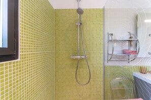 Dusche, Haartrockner, Handtücher