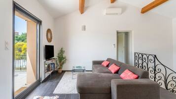 TV, tavolo da ping pong