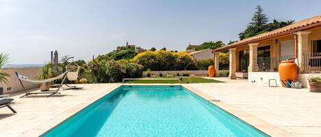 Een verwarmd zwembad