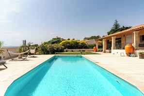 A heated pool - Luxury Room in Charming Villa in Provence (Crillon-le-Brave)