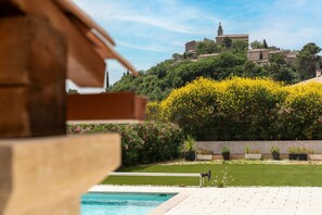 A heated pool - Guesthouse 'Chambre De La Reine' with Mountain View, Wi-Fi, and Air Conditioning (Crillon-le-Brave)