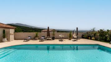 Een verwarmd zwembad