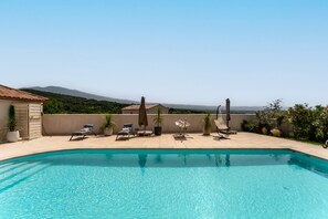A heated pool - Guesthouse 'Chambre De La Reine' with Mountain View, Wi-Fi, and Air Conditioning (Crillon-le-Brave)