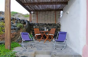 Terrace/patio - Holiday Home 'Terra E Mare' with Sea View, Shared Terrace and Air Conditioning (Pantelleria)