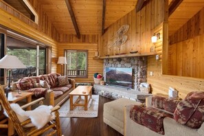 Smart TV, fireplace, books - Limberlost West - Your Montana cabin on a lake! (Kalispell)