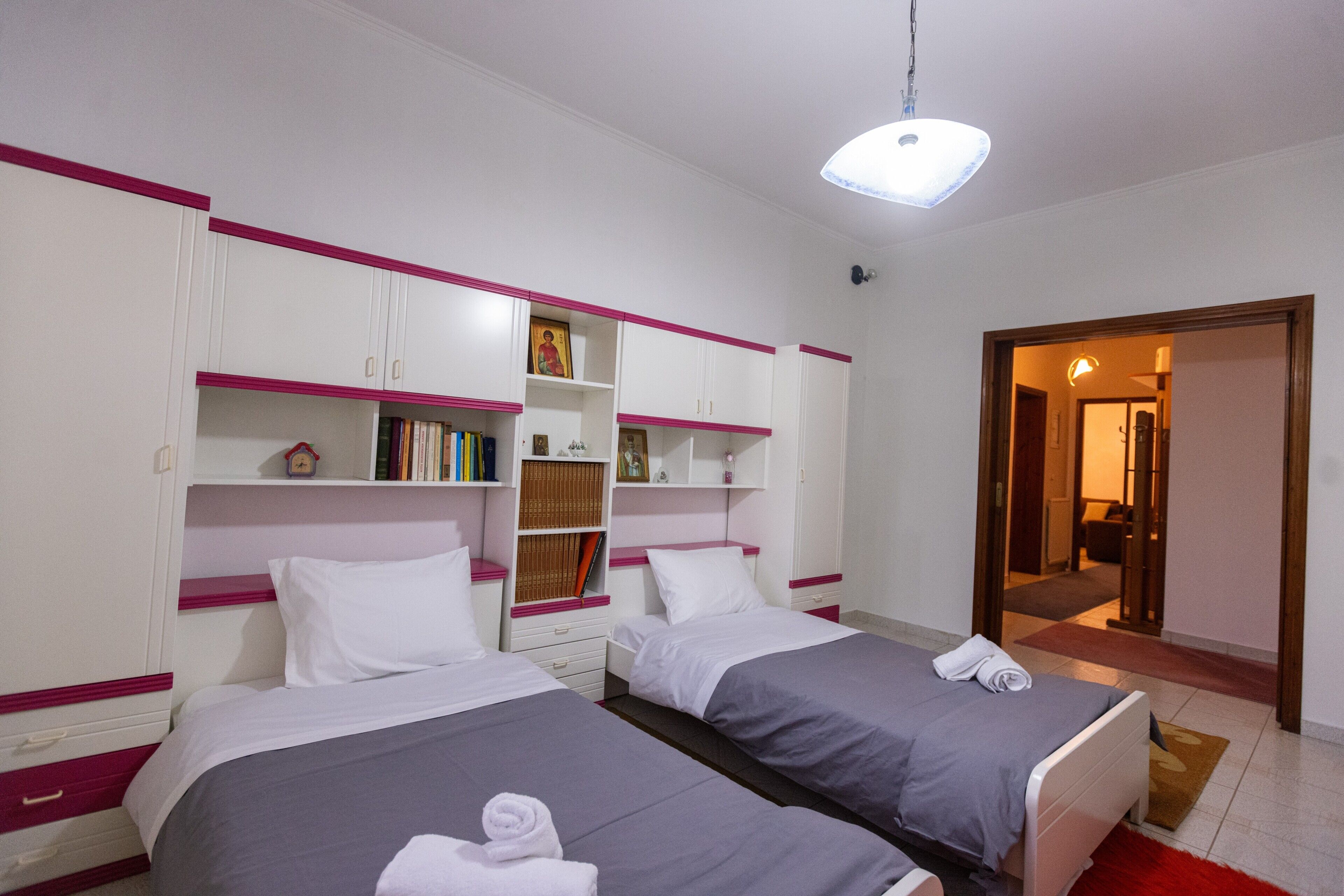 3 slaapkamers, een strijkplank/strijkijzer, gratis wifi, beddengoed