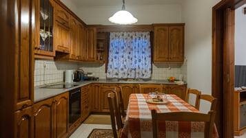 Fridge, oven, stovetop, coffee/tea maker